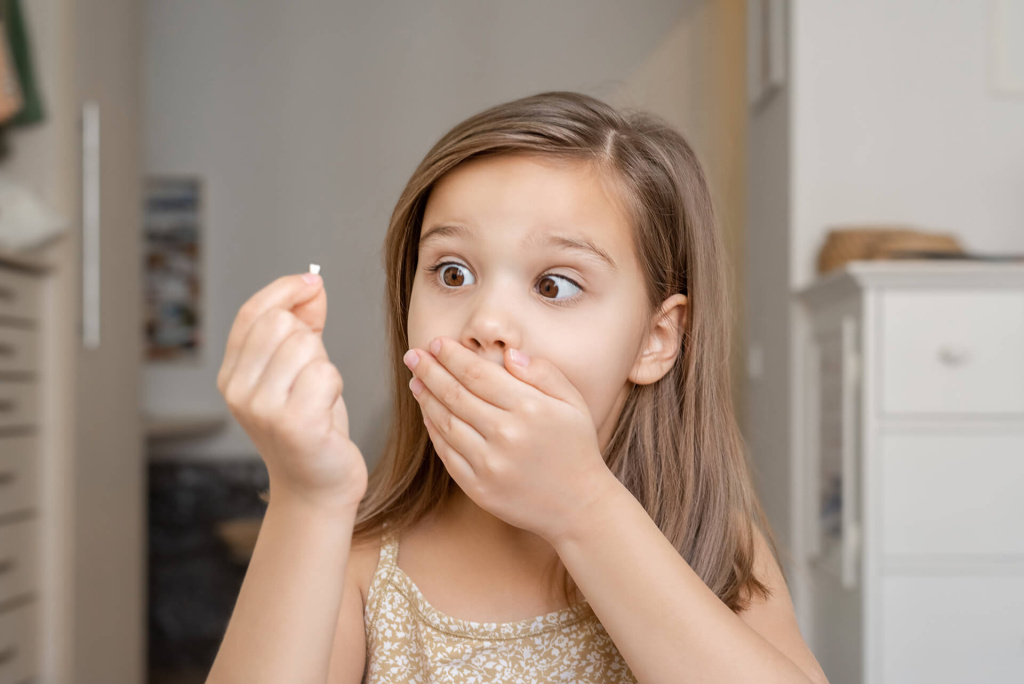 Когда и как выпадают молочные зубы у детей 1